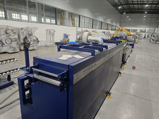 Sistema multi-stadio con controllo della tensione preciso e collegamento a circuito chiuso per la produzione di cinture in PP